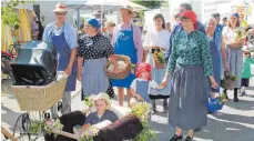  ?? ARCHIVFOTO: STEIDLE ?? Gugelfuhr 2016: Aufmarsch zum Straßenthe­ater in der Ortsmitte von Donnstette­n. Das Fest ist wieder an diesem Wochenende.