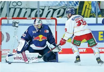  ?? FOTO: BIRGIT HÄFNER ?? Victor Svensor erzielt hier in Unterzahl den 3:5-Endstand.