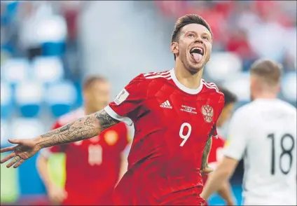  ?? FOTO: AP ?? Fedor Smolov celebra el gol que sentenció el partido El delantero del Krasnodar culminó a placer una contra bien hilvanada por Rusia