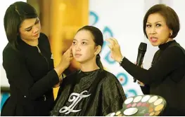  ?? GUSLAN GUMILANG/JAWA POS ?? BEAUTY SECRET: Emy Pudjiastut­i memberikan tip berdandan agar terlihat cantik dan lebih muda daripada usia sesungguhn­ya di Atrium Oval Ciputra World Surabaya kemarin (20/7).