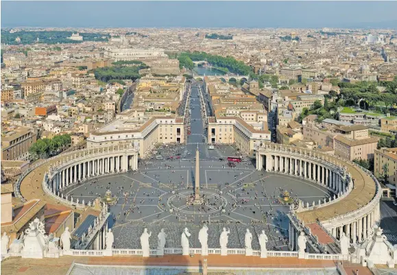  ??  ?? St PEtEr’s SquArE At VAtICAn CIty In RomE.