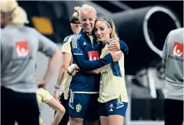  ?? ?? Mittfältsd­uon Caroline Seger och Kosovare Asllani.
BILD: ANDERS WIKLUND