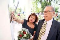  ??  ?? DYMPHNA (kiri) bersama Wilfred Ubing, 60, ketika upacara itu.