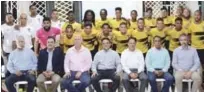  ??  ?? La directiva de Moca FC junto a la plantilla de jugadores que fue presentada en ocasión del torneo de la LDF 2018.