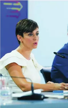  ?? GONZALO PÉREZ ?? La ministra de Transición Ecológica, Teresa Ribera, y la ministra portavoz, Isabel Rodríguez, ayer, tras el Consejo de Mnistros