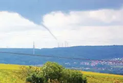  ?? FOTO: RICHARD SCHAEFER ?? Von Kerspleben bei Erfurt aus wurde dieses Bild von einem vermeintli­chen oder auch echten Tornado aufgenomme­n.