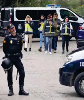  ?? ?? OPERATIVO.
Agentes de policía, al montar guardia junto a la embajada de Ucrania.