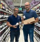  ?? ?? L’ancien rugbyman internatio­nal (et vigneron) Olivier Brouzet (à d.) est le parrain de cette nouvelle édition de la foire aux vins.