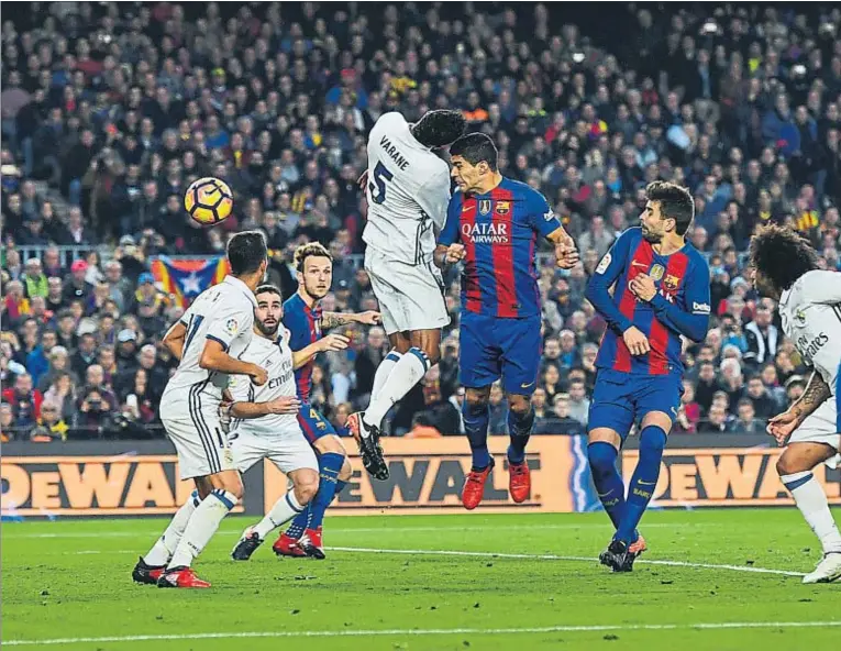  ??  ?? Luis Suárez le ganó la partida a Varane para inaugurar el marcador con este remate de cabeza