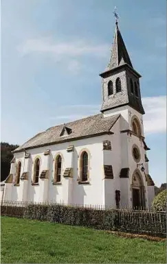  ?? Fotos: Arlette Schmit ?? Die St.-Anne-Kapelle in Warken wurde im Jahr 1904 eingeweiht. Sie ist reich mit Statuen, die teilweise von den Warkener Bürgern gespendet wurden, ausgestatt­et.