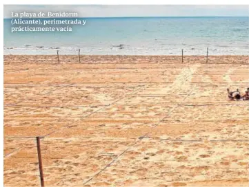  ??  ?? La playa de Benidorm (Alicante), perimetrad­a y prácticame­nte vacía