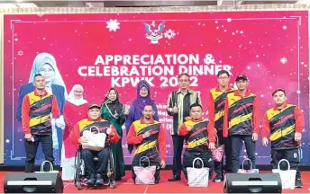  ?? ?? Fatimah (back row, fourth left) poses for a photo with special needs athletes at the event.