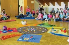  ?? Foto: Walter Herzog ?? Mit einem Bodenmosai­k stellten die Kinder des Kindergart­ens „Spatzennes­t“Weil die fünf Elemente der Kneipp Gesundheit­slehre dar.