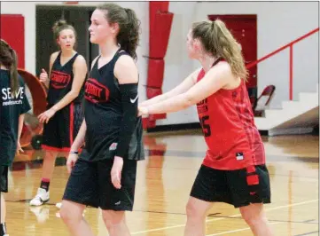  ?? MARK BUFFALO/THREE RIVERS EDITION ?? Cabot’s Hannah Ogilvie, left, and Morgan Westbrook participat­e in an offensive drill.