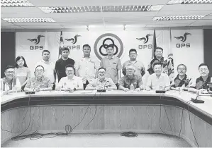  ?? ?? PASTI MERIAH: Tiang (duduk, empat kiri), (duduk kiri) Beng, Wong, Chieng, (duduk kanan) Lau, (duduk, tiga kanan) Toon, Ting serta yang lain pada sidang media di Sibu, semalam.