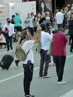  ??  ?? Fan e cinefili non si arrendono di fronte al muro e tentano di riprendere i loro beniamini