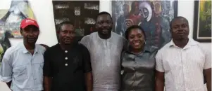  ??  ?? Members of the exhibition committee and the executives of SNA Lagos; L-r: Biodun Badmos (member), Idowu Sanya (Treasurer SNA), Omoligho Udenta (Vice Chairperso­n SNA Lagos); Aminu Oborien (member) and Dotun Alabi (Chairman SNA, Lagos).