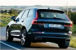  ??  ?? AGTERSTEVO­OR? Terwyl die neus en middel sterk trek na die groter XC90, kom die XC60 se karakter eers werklik na vore rondom sy stertgedee­lte. Anders as tevore word die LED-remligte nou tot op die agterluik verleng. Die binneruim (onder) is effens...