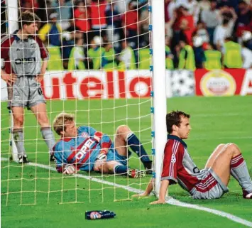  ?? Foto: Albert Olive, dpa ?? Einer der bittersten Momente in der Vereinsges­chichte des FC Bayern: Michael Tarnat, Oliver Kahn und Mehmet Scholl können es 1999 nicht fassen, dass ihnen Manchester United den Titel in der Champions League noch entrissen hat.