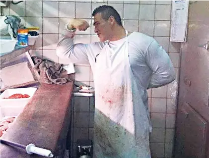  ?? FACEBOOK ?? Sospechoso. Carlos “Charly” Autalán (30), en una foto tomada en la carnicería en la que trabajaba.