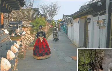  ??  ?? ENCANTO INVERTIDO. Es muy habitual ver a los pobladores de Jeonju vestidos con su ropa tradiciona­l. El centro de la ciudad conserva 800 viviendas hanok, con los cuartos traseros en la fachada, para asegurar la privacidad de los moradores.