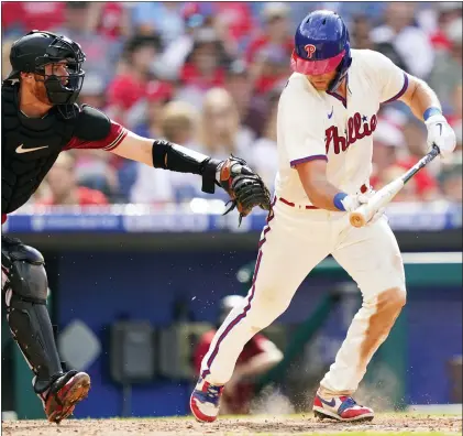  ?? MATT SLOCUM — THE ASSOCIATED PRESS ?? Arizona Diamondbac­ks catcher Carson Kelly, left, tags out Phillies’ Rhys Hoskins after a dropped third strike during the seventh inning on Sunday.