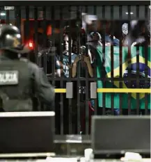  ?? Igo Estrela - 3.mai.2017/Folhapress ?? Os agentes penitenciá­rios antes da invasão do Congresso