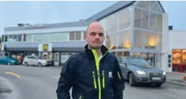  ?? FOTO: SIRI FOSSING ?? ANMELDTE: To beboere og en ansatt i et kommunalt boligtilbu­d hadde en skremmende opplevelse på vei hjem fra McDonalds i Grimstad. Avdelingsl­eder Sondre Nygard har anmeldt hendelsen.