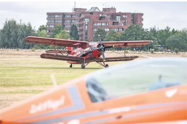  ?? FOTO: MARKUS JOOSTEN ?? Stellen motorisier­te Flugzeuge vom Flugplatz Römerwardt eine Lärmbelast­ung und eine Gefahr für Anwohner dar? Darüber soll jetzt im Rat gesprochen werden. Hier ein Foto vom Flugtag im Sommer.