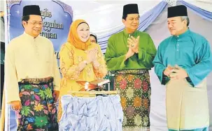  ??  ?? SIMBOLIK PERASMIAN: Hasidah (dua kiri) ditemani suaminya meletakkan al-Quran di atas meja sebagai simbolik perasmian Majlis Perujian Tilawah Al-Quran Peringkat DUN Samariang di Kuching, malam kelmarin. Turut kelihatan Abang Khalid (dua kanan) dan Abdul...