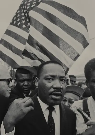  ??  ?? Ralph Abernathy (rear) and Dr. King lead the way on the road to Montgomery. The American flag was a natural symbol for a movement that called on the nation to live up to its principles. 1965
© 2017, Steve Schapiro