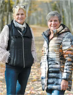  ?? PHOTO STEVENS LEBLANC ?? Johanne Laberge et Sonia Lafond ont marché 480 km, de Lévis à Baie-comeau, afin de récolter des fonds pour la Fondation du cancer du sein.