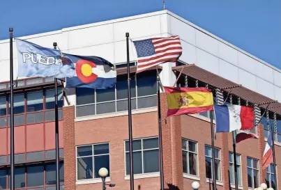  ?? ZACH HILLSTROM/THE PUEBLO CHIEFTAIN ?? The Pueblo city flag (far left) sits beside the state flag of Colorado and the national flags of the United States, Spain and France in downtown Pueblo in December.