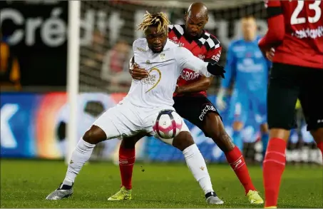  ?? (Photo AFP) ?? Saint-Maximin a été dans le dur, samedi au Roudourou. Comme Balotelli, muet en Ligue  depuis le  mai dernier, l’ancien Monégasque doit en faire beaucoup plus.