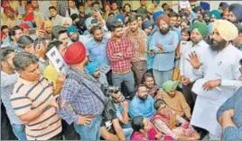  ?? GURPREET SINGH/HT ?? Lok Insaaf Party MLA Simarjeet Singh Bains interactin­g with agitating sewa kendra employees during a protest against nonpayment of their salaries in Ludhiana on Monday.