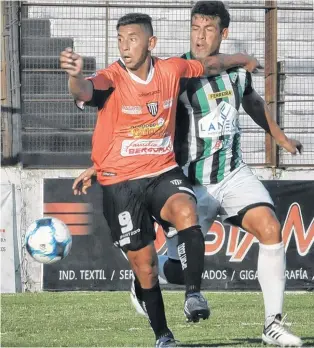  ??  ?? Lucas Rivero, se cubre con el brazo izquierdo a la altura del cuello de Hugo Villalba, defensor de Villa Mitre. El delantero de Chaco For Ever anotó el primer gol del encuentro.