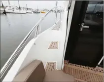  ??  ?? Si l’accès à tribord ne pose pas de problème, à bâbord l’extrémité de la banquette gêne un peu l’entrée du passavant.