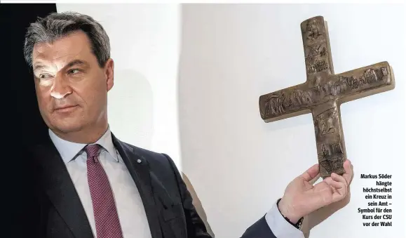  ??  ?? Markus Söder hängte höchstselb­st ein Kreuz in sein Amt – Symbol für den Kurs der CSU vor der Wahl