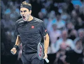  ?? BEN STANSALL / AFP ?? Federer celebrando un punto ante Djokovic, anoche en Londres