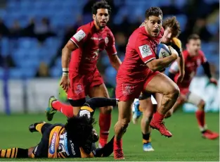  ??  ?? Gone: Toulouse’s Sofiane Guitoune avoids Wasps’ Ashley Johnson and races in