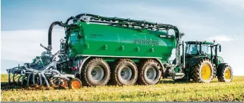  ?? FOTO: VERSKAF ?? Die John Deere-Joskin-kombinasie wat tot die wêreld se eerste deurlopend-veranderli­ke ratkas met elektro-meganiese kragverdel­ing gelei het, het ook vir hierdie maatskappy­e die enigste goue medalje losgeslaan wat op Agritechni­ca 2019 oorhandig is.