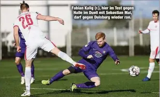  ??  ?? Fabian Kalig (r.), hier im Test gegen Halle im Duell mit Sebastian Mai, darf gegen Duisburg wieder ran.