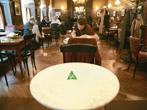  ?? Foto: Christian Fürst, dpa ?? Auch im Wiener Kaffeehaus „Sperl“wird vom 1. November an Rauchverbo­t herrschen.