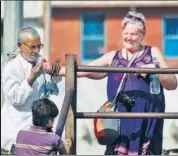  ?? HT PHOTOS: RAJESH KUMAR ?? Mobile masseurs earn from Rs 200 to Rs 500 a day. It’s a skill that supports many migrants from Bihar and is passed down from father to son.