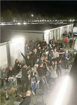  ??  ?? Feiern bis zum Abwinken: ein Foto von der Partynacht der Berliner Polizei im Containerd­orf in Bad Segeberg. Foto: Privat