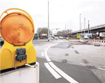  ?? FOTO: DANIEL ELKE ?? Wenn die Hochbrücke gesperrt ist, müssen alle Autofahrer aus Kaßlerfeld und von der A 40 an der Rampe herunterfa­hren. Weiter Richtung Innenstadt gibt es jetzt eine Geradeaus- und eine Linksabbie­gerspur.