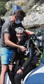  ??  ?? Hors de l’eau, le matériel pèse son poids ! Il devient plus léger une fois immergé.