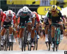  ??  ?? Presentaci­ón en sociedad. Se esperaba a Groenewege­n, pero el primer sprint se lo anotó su compañero Teunissen ante Sagan.