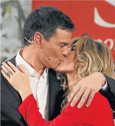  ?? FERNANDO ALVARADO ?? Pedro Sánchez besa a su mujer, Begoña Gómez, en 2018.