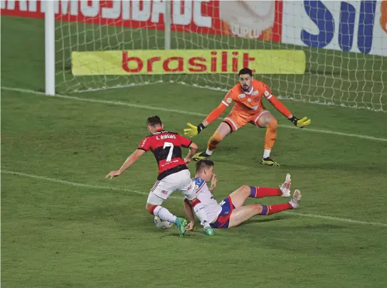  ?? ARISSON MARINHO ?? Everton Ribeiro dribla Galdezani dentro da área do Bahia antes de perder uma chance de gol para o Flamengo. Time carioca sobrou em campo